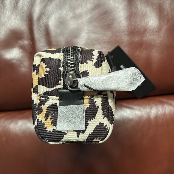 🔥🔥🔥NEW Marc Jacobs Leopard Print Cosmetic Pouch Makeup Bag Wallet - Picture 2 of 7